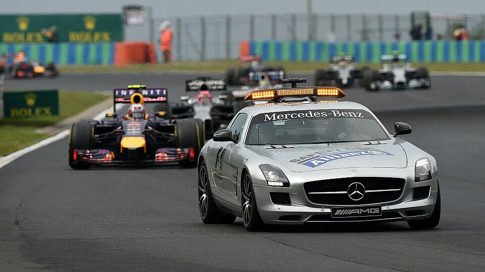 Daniel Ricciardo kam in beiden SC-Phasen an die Box, Foto: Sutton