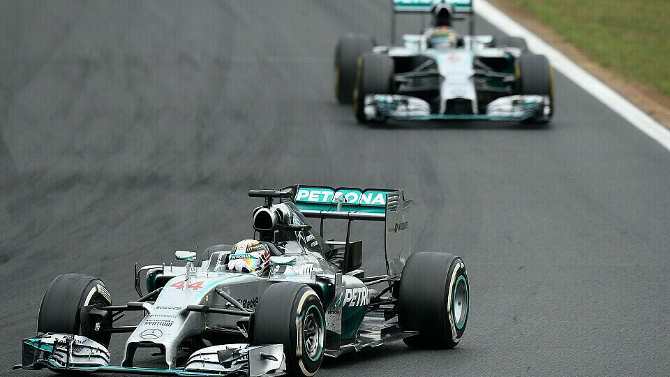 Lewis Hamilton hätte seinen Teamkollegen Nico Rosberg passieren lassen sollen, Foto: Sutton