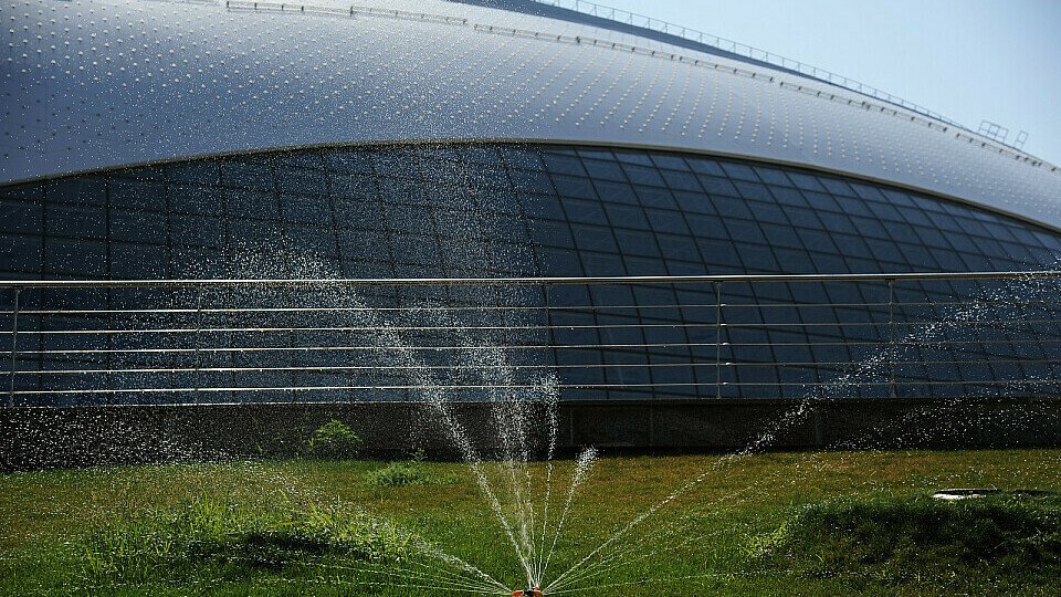 Wasser kommt nur aus den Sprinkleranlagen, nicht aber von oben, Foto: Sochi Autodrom