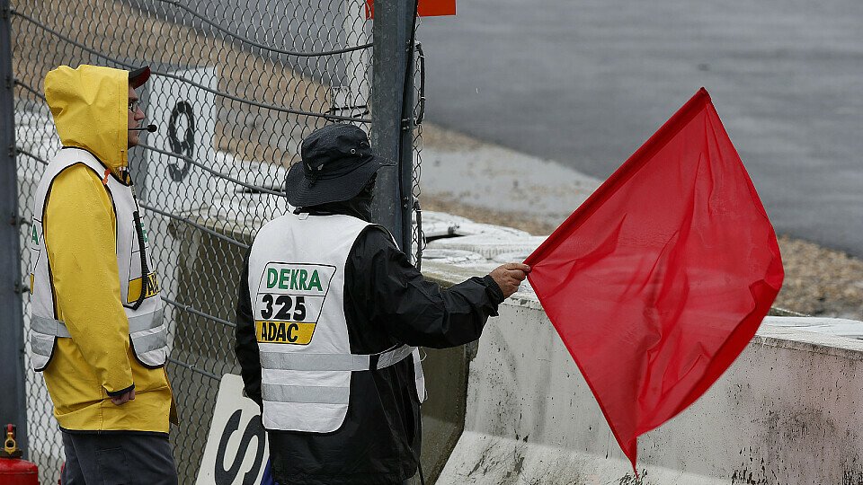 Ein Streckenposten musste während der Trainingstage auf dem Nürburgring sein Leben lassen, Foto: FIA F3