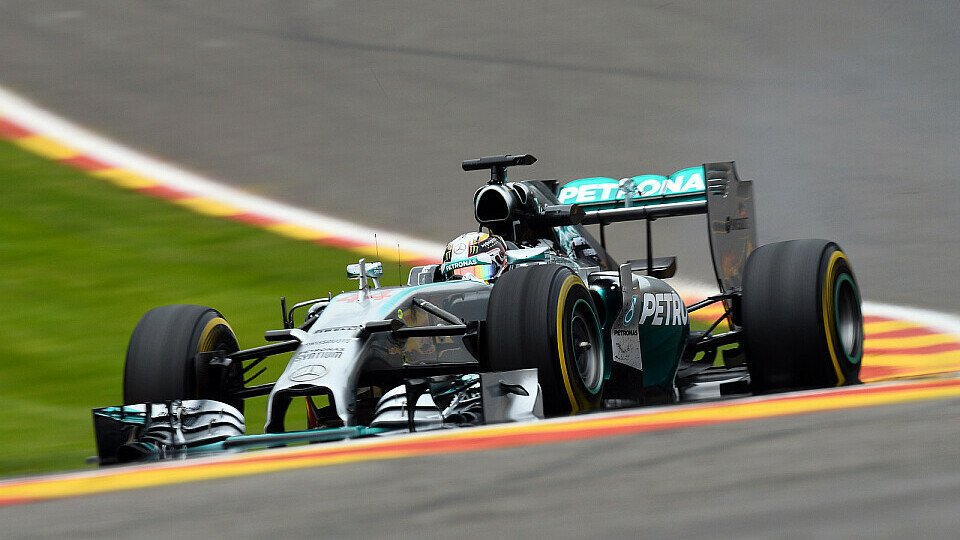 Lewis Hamilton in Eau Rouge: In der legendären Kurve soll der Angriff in der ersten Runde auf Rosberg starten, Foto: Sutton