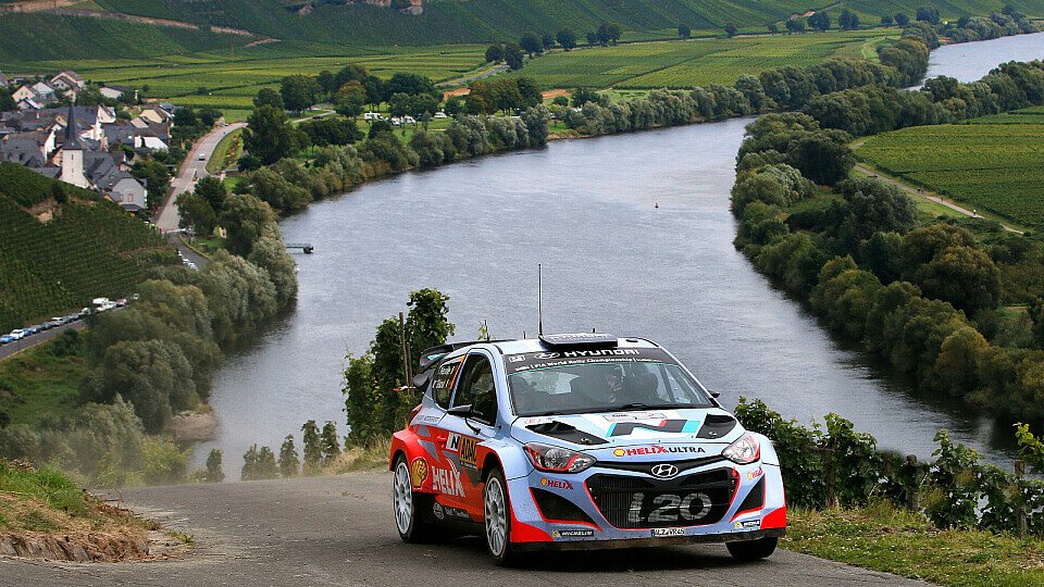 Thierry Neuville feierte seinen ersten WRC-Sieg, Foto: Sutton