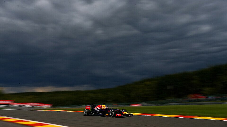 Die dunklen Wolken bringen nun auch den Regen, Foto: Red Bull