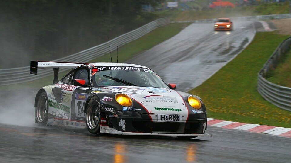 Jochen Krumbach steuerte den Wochenspiegel-Porsche durch den Regen, Foto: Patrick Funk