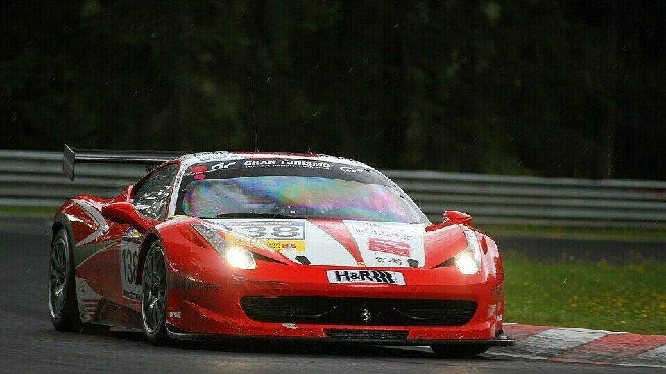 Der Ferrari von racing one kam nichts ins Ziel, Foto: Patrick Funk