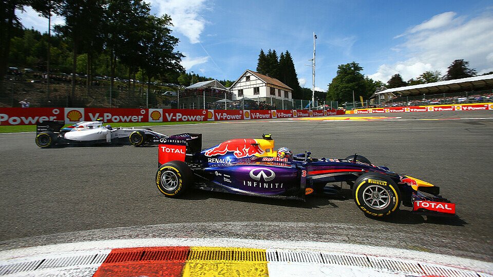 Daniel Ricciardo feiert seinen dritten Saisonsieg in Spa-Francorchamps, Foto: Sutton