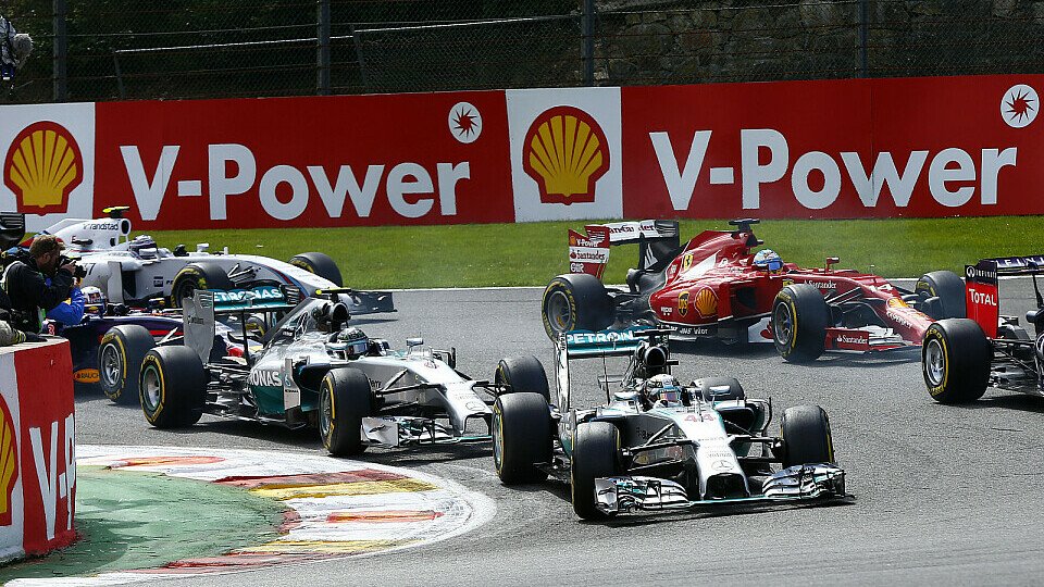 Zwischen Nico Rosberg und Lewis Hamilton knallte es zum ersten Mal auf der Strecke, Foto: Mercedes-Benz
