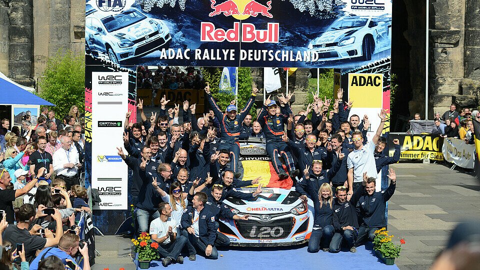 Zahlreiche Verkaufsstände vor Ort an den Hotspots der Veranstaltung, Foto: ADAC Rallye Deutschland