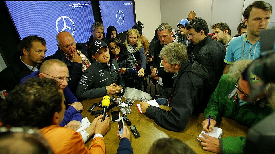 Großer Rummel um Nico Rosberg nach dem Unfall mit Lewis Hamilton, Foto: Sutton