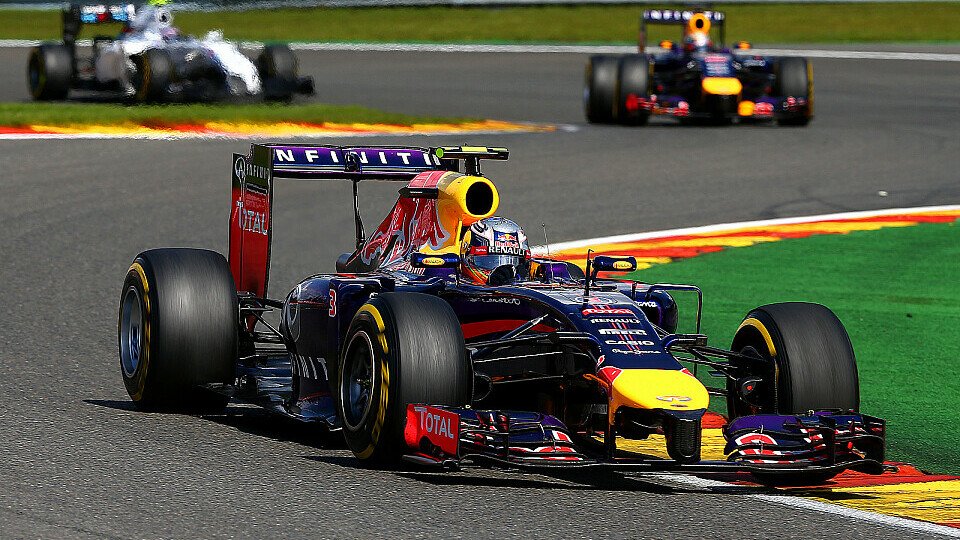 Sebastian Vettel steht deutlich im Schatten seines Teamkollegen Daniel Ricciardo, Foto: Red Bull