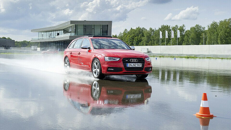 Ein Highlight ist z. B. die Fahrt auf der sogenannten Dynamikfläche, die bewässert werden kann, Foto: Audi