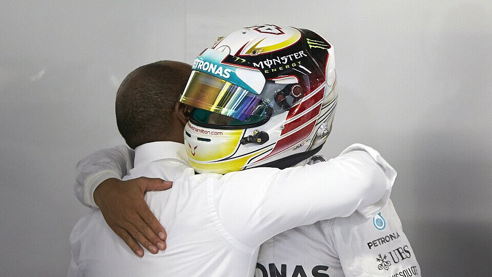 Die Hamiltons jubeln über den Sieg, Foto: Mercedes-Benz