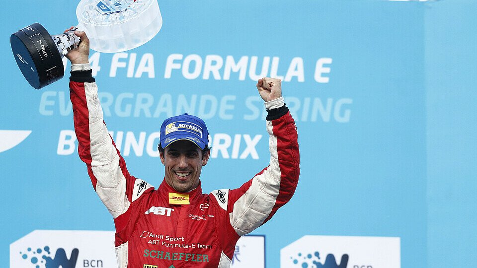 Rekte den ersten Pokal der Formel-E-Geschichte in die Höhe., Foto: Audi