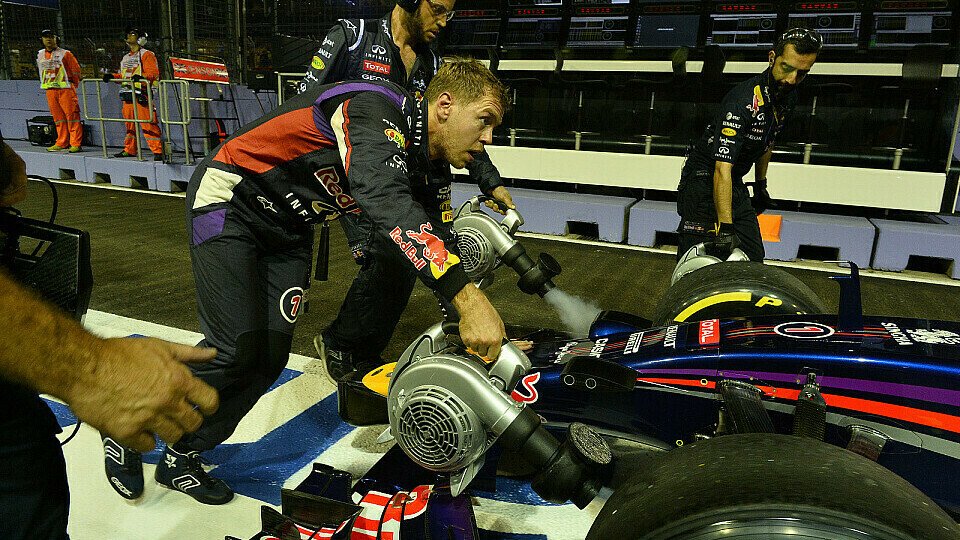 Wer sein Auto liebt, der schiebt. Das galt am Freitag in Singapur einmal mehr für Sebastian Vettel, Foto: Sutton