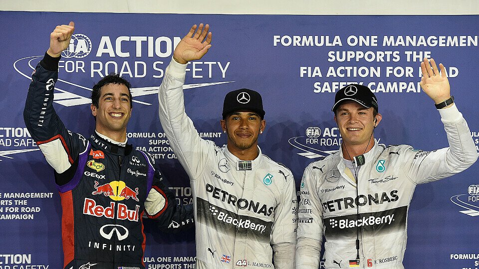 Lewis Hamilton sicherte sich Nico Rosberg und Daniel Ricciardo die Pole, Foto: Sutton