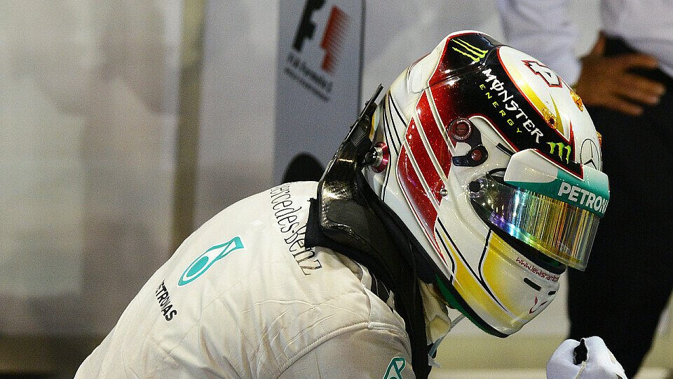 Lewis Hamilton bejubelt nach seinem Sieg in Singapur auch die WM-Führung, Foto: Sutton