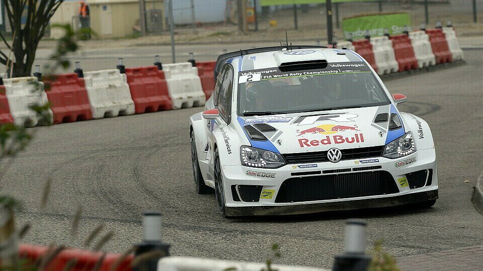 Jari-Matti Latvala liegt knapp in Führung, Foto: Volkswagen Motorsport