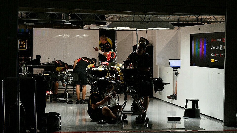 Die Lotus-Crew muss bereits bis Mittwochabend die komplette Garage vorbereitet haben, Foto: Sutton