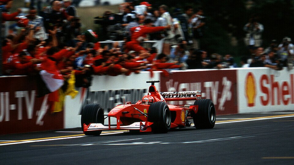 Michael Schumacher fährt 2000 in Japan über die Linie, und krönt sich zum Formel-1-Weltmeister, Foto: Sutton