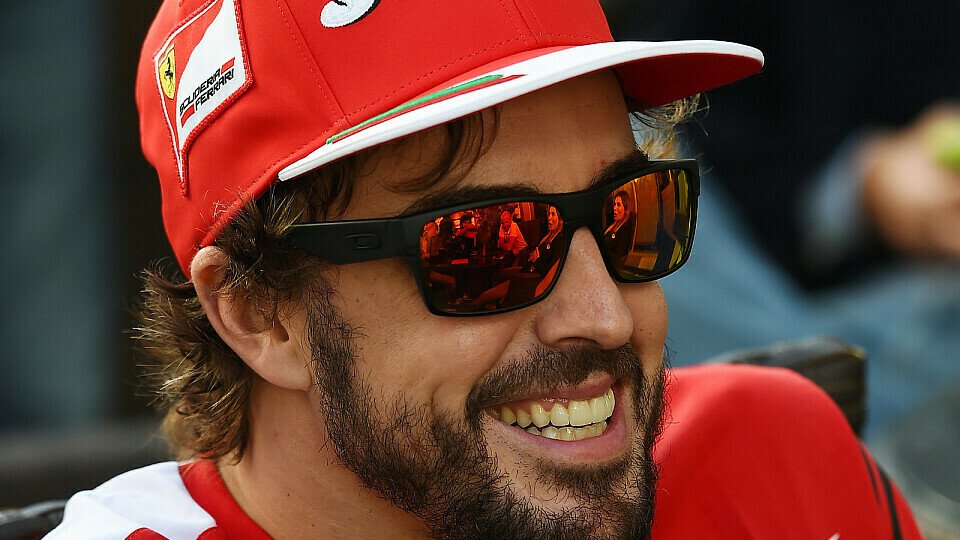 Fernando Alonso liebt es, mit der Presse zu spielen, Foto: Sutton