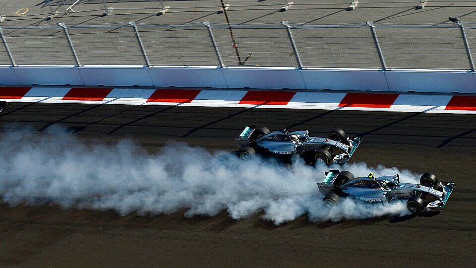 Lewis Hamilton und Nico Rosberg reisen nach Russland - dem Ort ihrer spektakulärsten Startduelle, Foto: Sutton