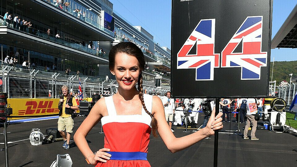 Nicht nur Lewis Hamilton hat derzeit gut lachen, auch sein Grid-Girl, Foto: Sutton