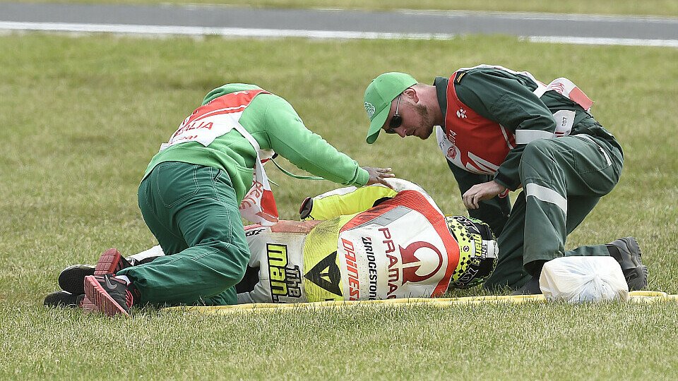 Nach seinem schweren Sturz am Sepang-Freitag muss Andrea Iannone das Rennen sausen lassen, Foto: Milagro