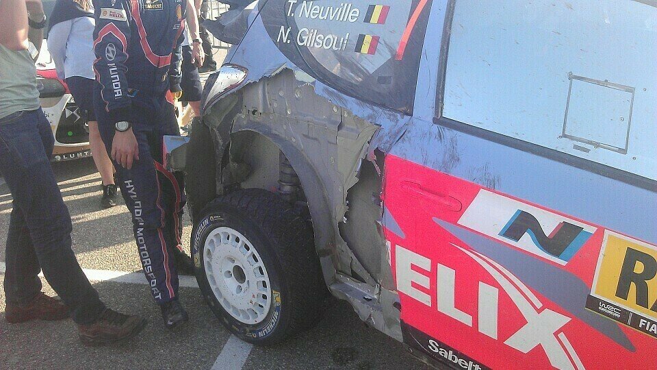 Thierry Neuville beschädigte sein Auto nur leicht, der Zeitverlust war aber groß, Foto: Motorsport-Magazin.com