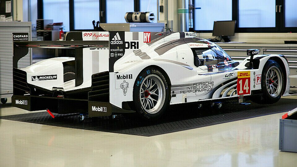 Die LMP1-Boliden müssen von der Garage sicher an die Strecke, Foto: Porsche AG