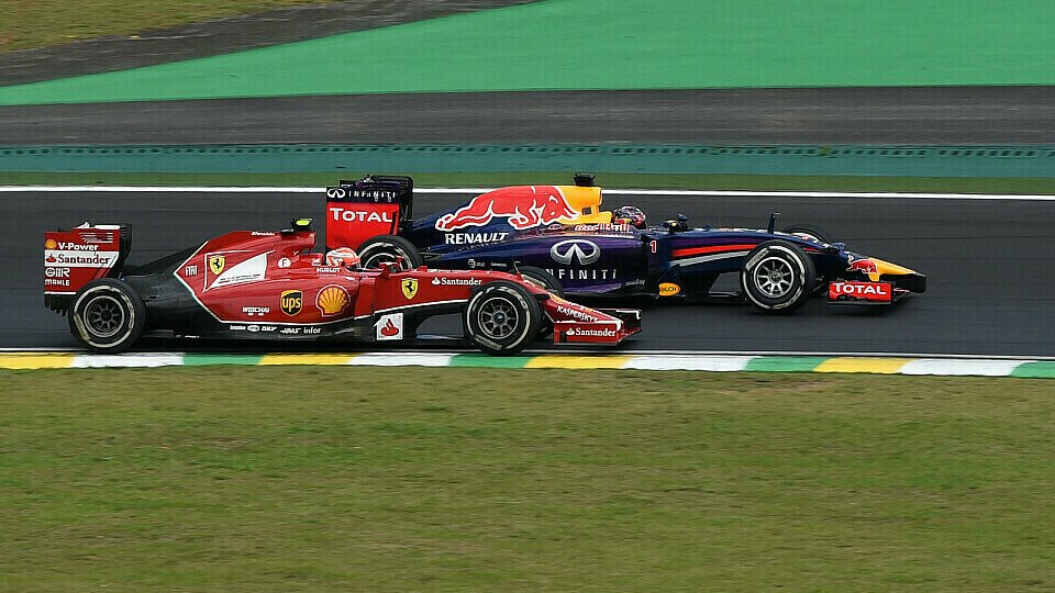 Vettel setzte sich gekonnt an Räikkönen vorbei, Foto: Sutton