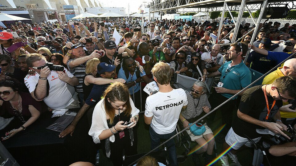 Riesen-Andrang auf Nico Rosberg - packt er Hamilton beim Finale?, Foto: Sutton