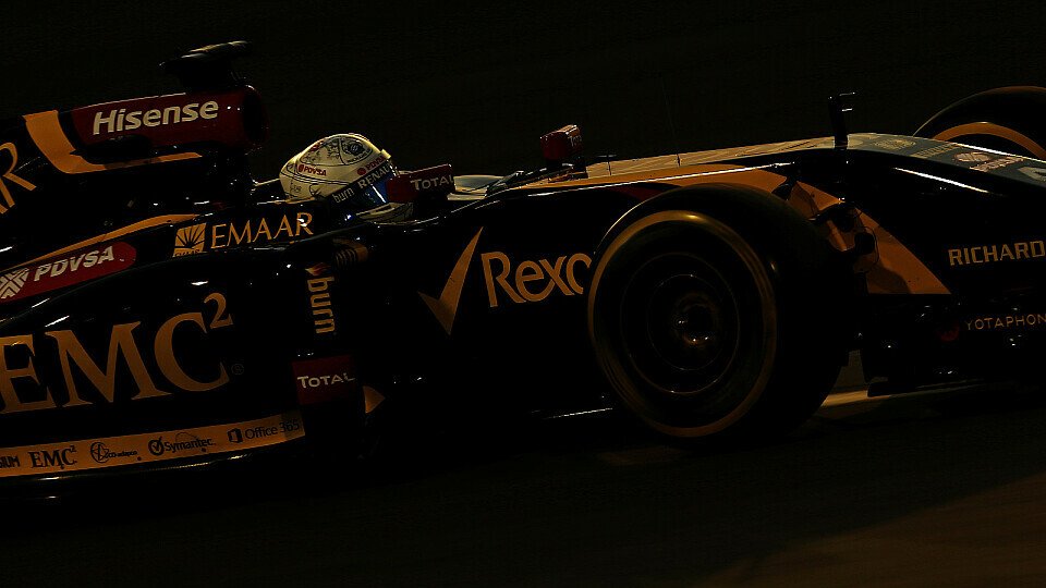 Romain Grosjean tappte mit seinem Lotus E22 noch im Dunkeln, Foto: Sutton