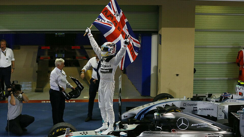 Lewis Hamilton sicherte sich die Weltmeisterschaft mit dem Sieg in Abu Dhabi, Foto: Mercedes-Benz