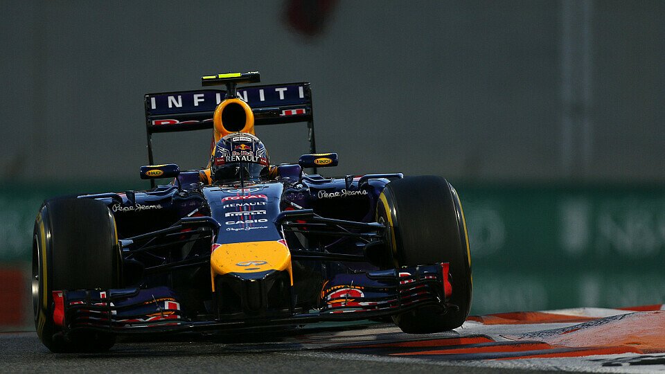 Daniel Ricciardo hat die Konkurrenz im Blick, Foto: Sutton