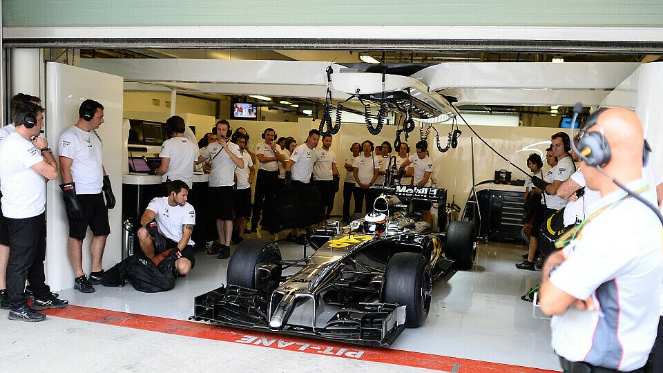 Die McLaren-Garage ist selten geöffnet, Foto: Sutton