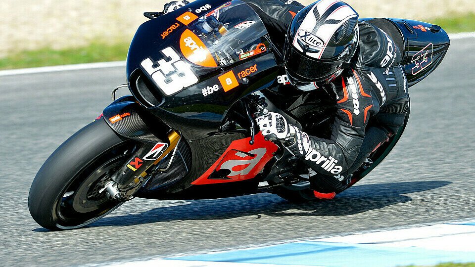 Bei den Testfahrten in Valencia fuhr Melandri erstmals die MotoGP-Aprilia, Foto: Aprilia Racing