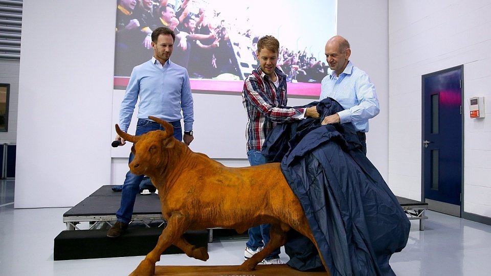 Vettel bekam ein denkwürdiges Geschenk überreicht, Foto: Red Bull Racing