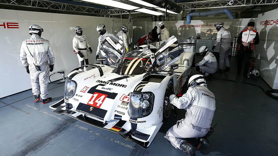 Das Porsche Team bei den letzten Vorbereitungen vor der Ausfahrt, Foto: Porsche