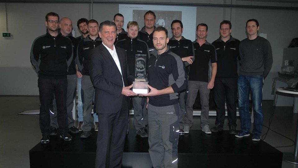 Manfred Sandbichler übergab in Affalterbach den Pokal an das Mercedes AMG Team, Foto: Hankook