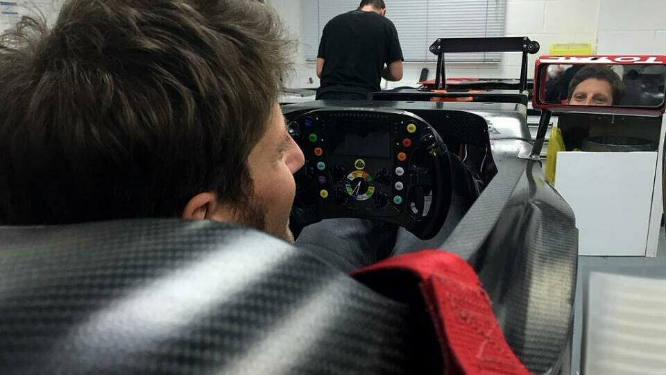 Romain Grosjean hat schon im Lotus E23 Platz genommen, Foto: Lotus/Twitter