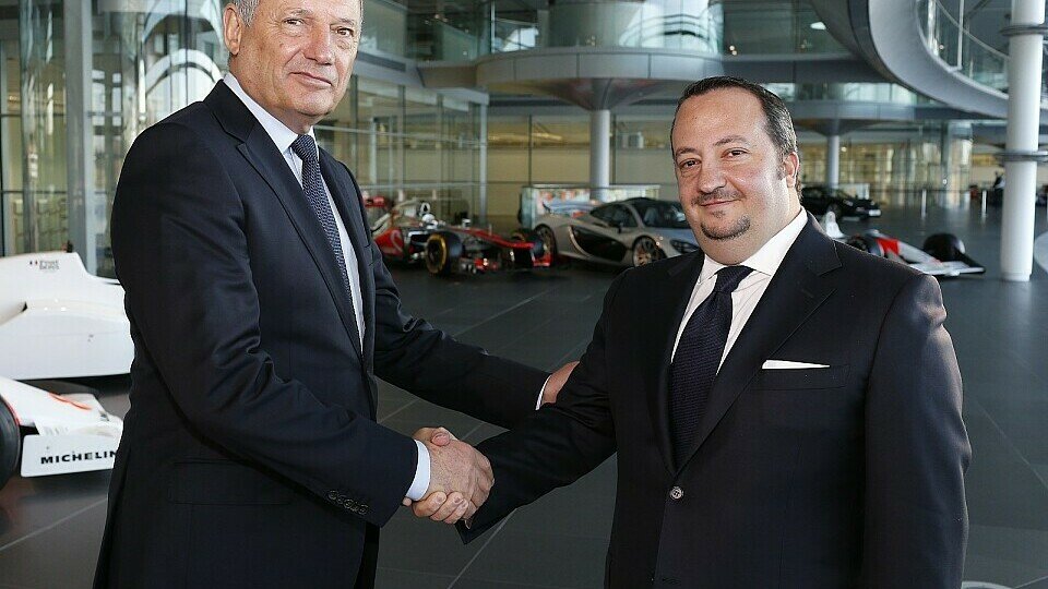 Ron Dennis und Rani Raad sind stolz auf den Deal, Foto: McLaren