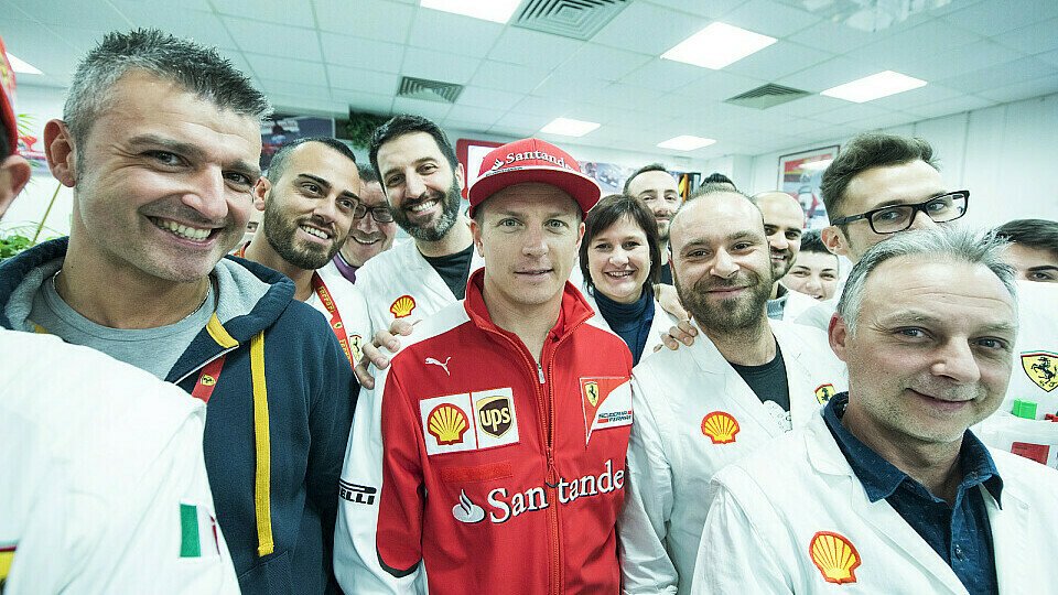 Kimi Räikkönen stellte fest, dass er im neuen Cockpit etwas mehr Platz hat, Foto: Ferrari