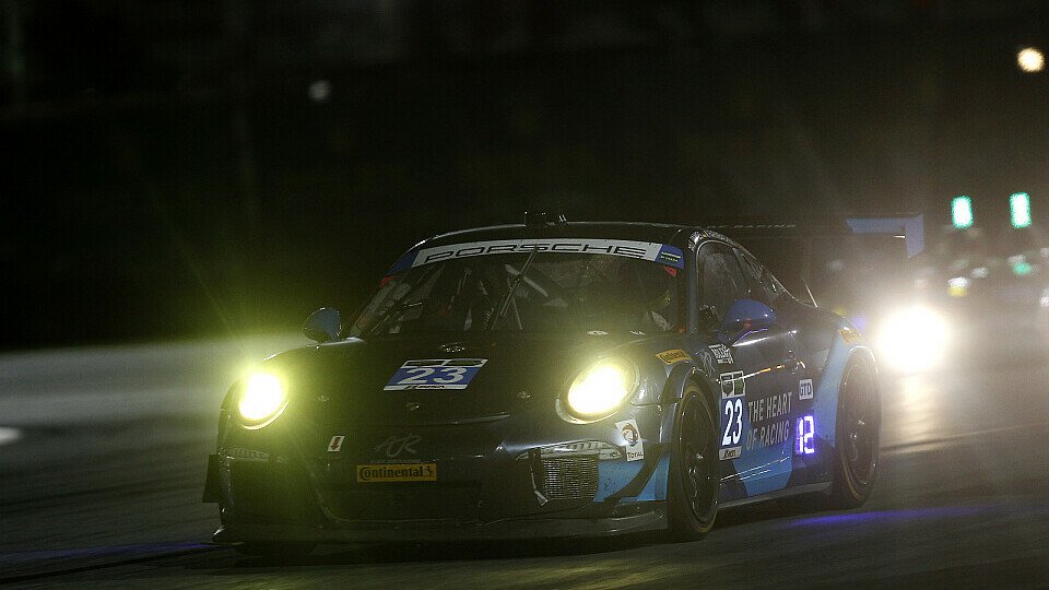 Der Porsche von Alex Job Racing bei Nacht, Foto: Alexander Trienitz