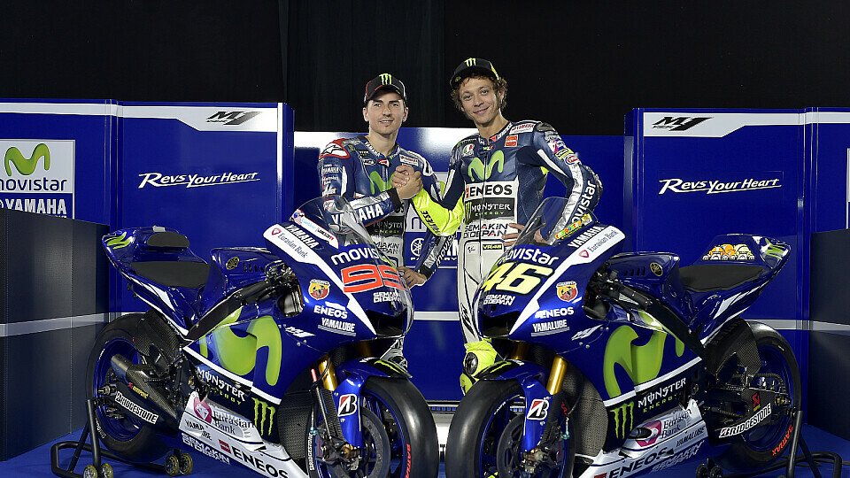 Lorenzo und Rossi mit ihrem neuen Motorrad, Foto: Yamaha