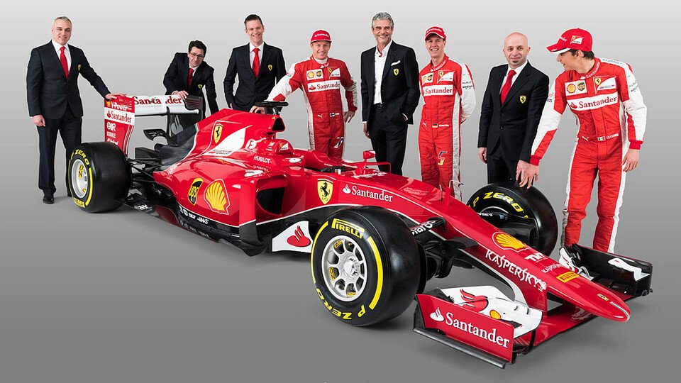 Die Ferrari-Familie versammelt sich um den neuen Boliden, Foto: Ferrari