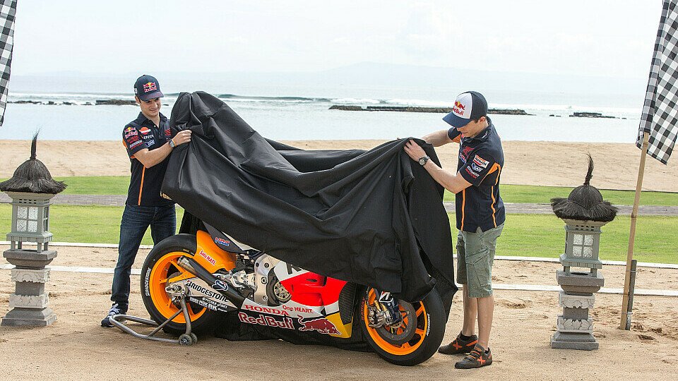 Pedrosa und Marquez zeigen ihr neues Motorrad, Foto: Repsol Honda