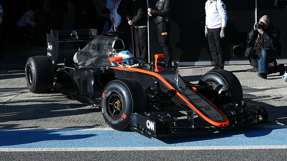 Der McLaren-Honda MP4-30 kommt noch nicht in Fahrt, Foto: Sutton