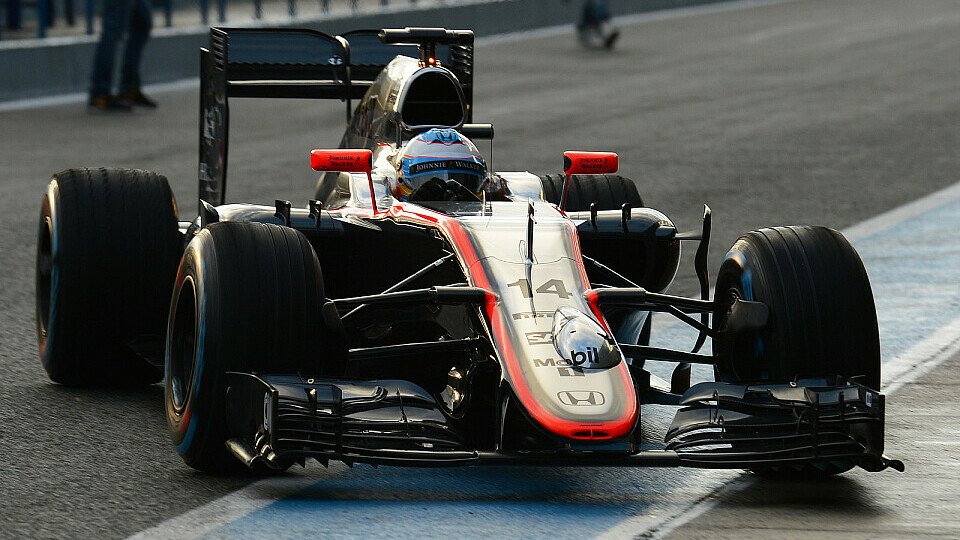 Ein gewohntes Bild beim Test: Der McLaren biegt in die Garage ab, Foto: Sutton