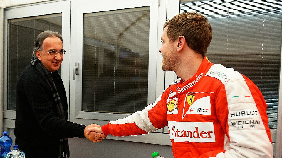 Sergio Marchionne begrüßt Sebastian Vettel in der Ferrari-Box, Foto: Ferrari