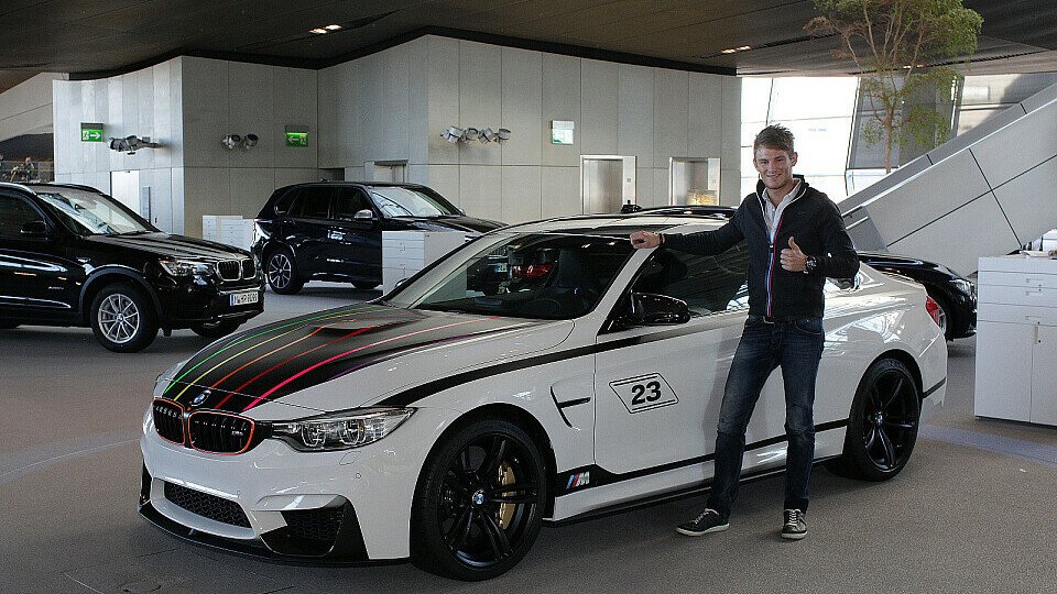 Marco Wittmann freut sich über sein neues Straßenfahrzeug, Foto: BMW